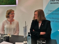 Ellen Grønlund og Anne Sandum i god dialog.