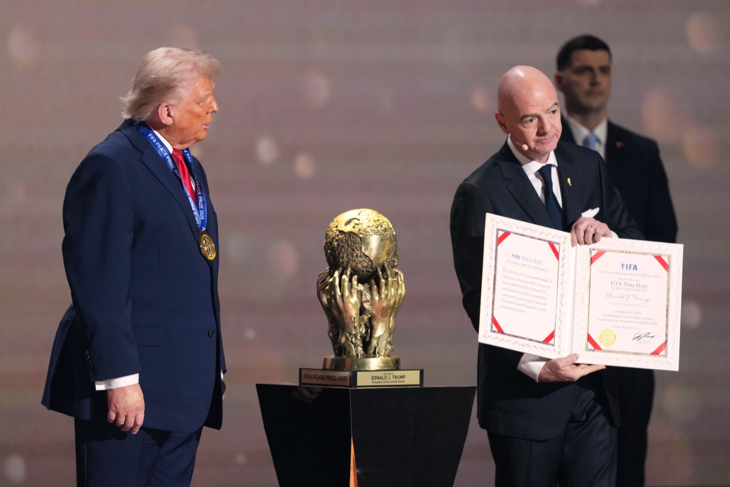 Fifa-sjefen Gianni Infantino overrekker USAs president Donald Trump et diplom som bevis på at han har vunnet Fifas nye fredspris.