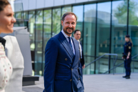 Kronprins Haakon, her under et besøk på Karolinska Institutet i Solna tidligere i år, er til stedet når minnestedet på Utøykaia åpnes.