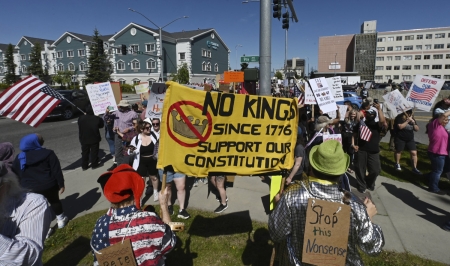 «Ingen konger siden 1776 – støtt vår grunnlov» står det på denne plakaten i Anchorage i Alaska.