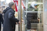 Marius Borg Høiby og forsvarer Petar Sekulic på vei til et møte i Oslo mandag ettermiddag, etter at 29-åringen ble tiltalt for nye lovbrudd.