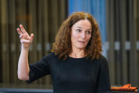FHI-direktør Camilla Stoltenberg på en koronapressekonferanse.