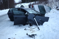 En tolv år gammel gutt ble kritisk skadd i en trafikkulykke på fylkesvei 192 ved Krødsherad i Buskerud søndag. Guttens far og en mann i 20-årene kom også til skade.