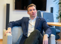 Forsknings- og høyere utdanningsminister Henrik Asheim (H) gir 10 millioner kroner som en del av krisepakken til studenter. Pengene skal brukes til sosiale lavterskeltilbud.