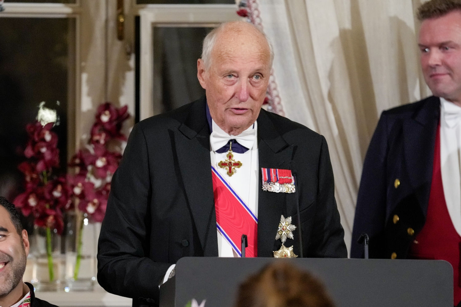 Kong Harald var i et spøkefullt humør da han innledet sin tale.