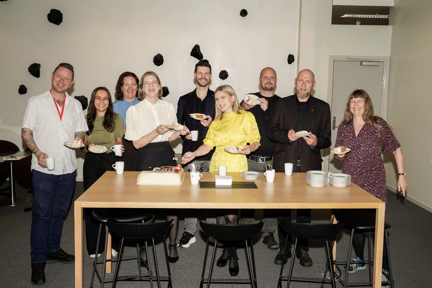 Hele den nye stortingsgruppa til rødt: F.v.: Remi Alexander Sølvberg, Seher Aydar, Hege Bae Nyholt, Marie Sneve Martinussen, Bjørnar Moxnes, Sofie Marhaug, Mimir Kristjansson, Geir-Asbjørn Jørgensen og Hanne Beate Stenvaag.