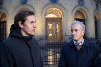 Daglig leder av Utøya, Jørgen Watne Frydnes (t.v.), blir Arbeiderpartiets nye medlem av Nobelkomiteen. Her sammen med partileder Jonas Gahr Støre utenfor Stortinget.