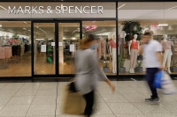 Færre kunder i butikkene har ført til at Marks & Spencer kutter 7.000 arbeidsplasser i Storbritannia.