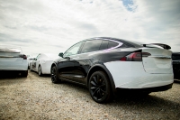 Mange av de nye bilene som kommer til Norge via Drammen havn er Teslaer. Model X er den fjerde mest solgte bilen i Norge i fjor.
