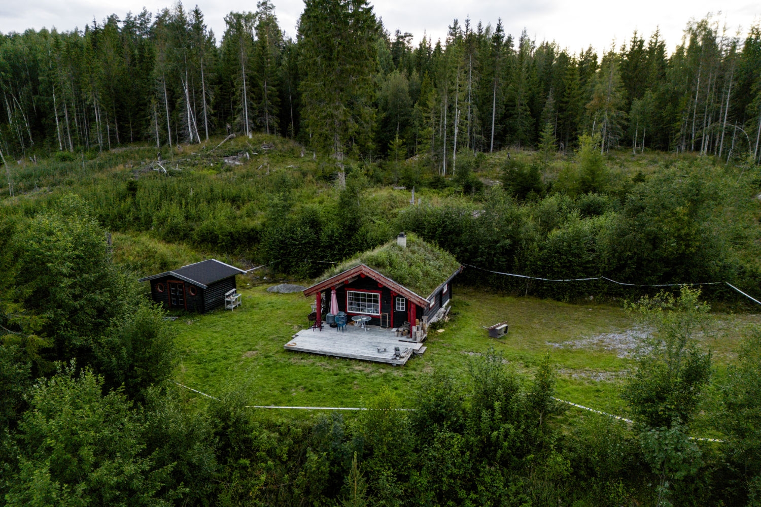 Jonas Aarseth Henriksen (30) ble funnet drept på en hytte i Nes i Ådal i 2023. Fire personer dømt for drap og medvirkning til drap, og nå er en femte person tiltalt for skadeverk og trusler i forkant av drapet.