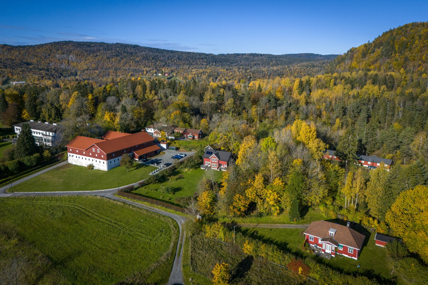 Høiby og Haukland bodde sammen blant annet på Skaugum. Det røde huset til høyre i bildet var tidligere boligen til Høiby, mens kronprinsparet bor i hovedhuset til venstre i bildet.