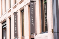 Finanstilsynet har kontrollert ti norske banker, finansinstitusjoner og inkassoselskaper. Tilsynet fant at 40.000 kunder har betalt for høye inkassogebyrer. Nå må selskapene tilbakebetale med renter.
