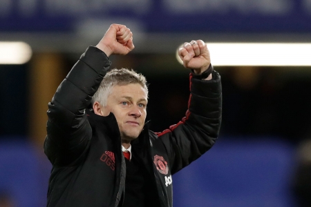 Dette er blitt en vanlig positur for Ole Gunnar Solskjær som Manchester United-manager. Mandag ledet han klubben til nok en seier med 2-0 borte mot Chelsea i FA-cupen.
