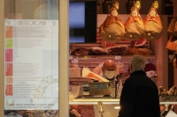 Skinkehandling i Roma er foreløpig åpent begge kjønn. I bykommunen Canonica d'Adda lenger nord i Italia er det innført egne handledager for kvinner og menn.