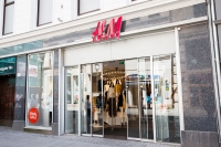 H&M stenger sine butikker midlertidig i en rekke land på grunn av koronaepidemien.