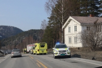 Trafikkulykke på R7 ved Bromma. En person skal være omkommet og en kvinne i 70 årene er fraktet til Ringerike Sykehus med luftambulanse. En bil skal ha vært innblandet i ulykken.