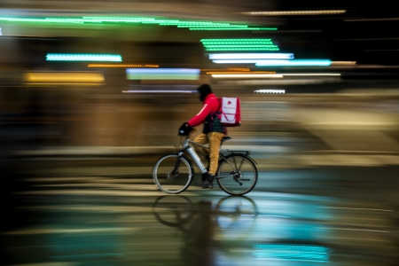 Wolt og Foodora blir kalt inn på teppet