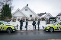 Politiet ransaket og sperret av boligen til justisminister Tor Mikkel Wara på Røa i Oslo torsdag.