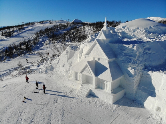 I alpinbakken på Beitostølen har kinesiske kunstnere laget en stavkirke i snø. Kirken er 14 meter høy og 11 meter bred.