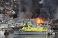 Det brenner i en bensinstasjon i Øksfjord i Loppa kommune i Finnmark.