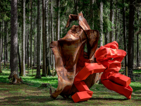 PASANASAP" av Carol Bove er årets skulptur på Kistefos Museum.