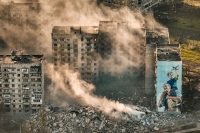 Røyk stiger opp fra de utbombede ruinene i Bakhmut i Donetsk-regionen i april i fjor, et av områdene som har opplevd de hardeste kampene siden den russiske invasjonen for to år siden.