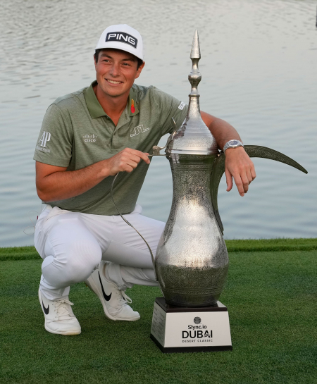 Viktor Hovland med seierstrofeet etter triumfen i Dubai Desert Classic.