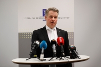 Justis- og beredskapsminister Per-Willy Amundsen (Frp) sikrer at det ikke blir forbudt å drikke medbrakt alkohol på festivalcamper.