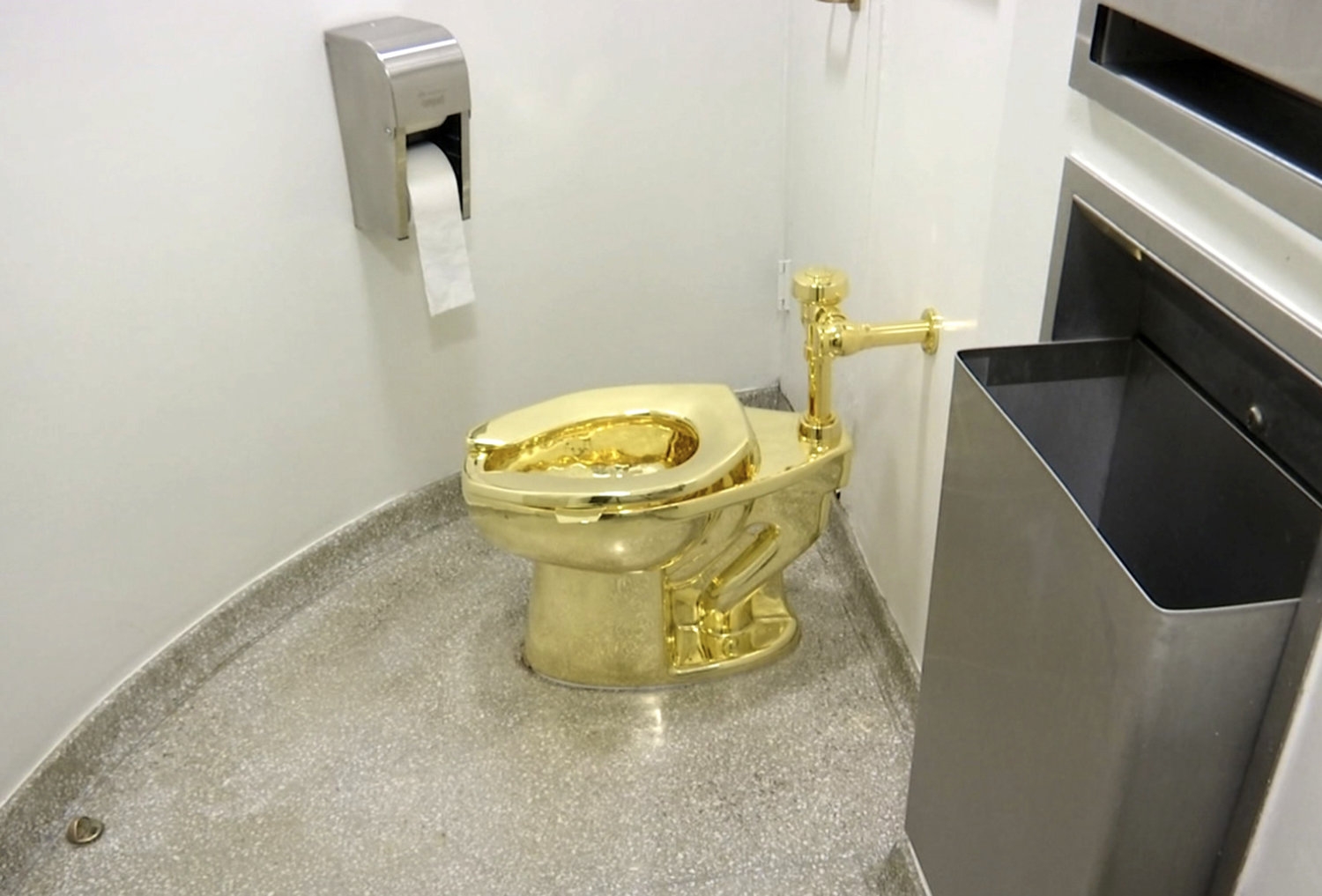 Dette toalettet, et kunstverk av italienske Maurizio Cattelan bestående av 20 kilo gull, ble stjålet under en utstilling i Storbritannia i 2019.