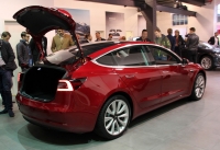 Teslas Model 3 er den mest solgte bilen i Norge så langt i år. Her da bilen for første gang vistes fram i Norge i desember i fjor.