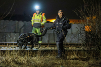 Bane Nor anmelder etter at et tog tirsdag kveld kjørte på gjenstander som var lagt på jernbanelinjen ved Elveveien mellom Larvik og Sandefjord.