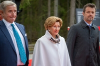 Dronning Sonja, kronprins Frederik av Danmark (t.h.) og Christen Sveaas ved åpningen av Kistefos' nye museumsbygg The Twist.